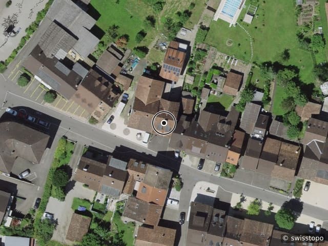 Luftbild Unterdorfstrasse 25, Bäckerei, Coop, Drogerie, Schule: alles in der unmittelbaren Umgebung. Der Bahnh