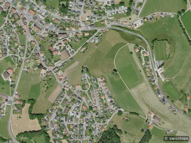 Luftbild m² Grundstück 1974 Baujahr 3'338 m³ Kubatur Ausstattungsmerkmale: zwei Bäd